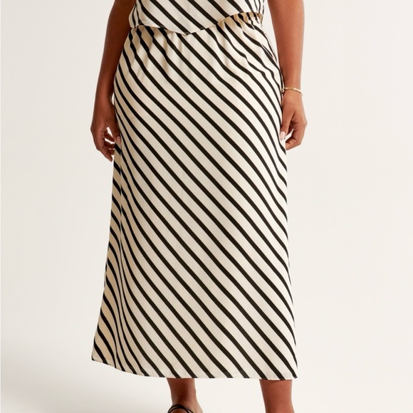 Faux silk maxi skirt - Picture 4 of 6